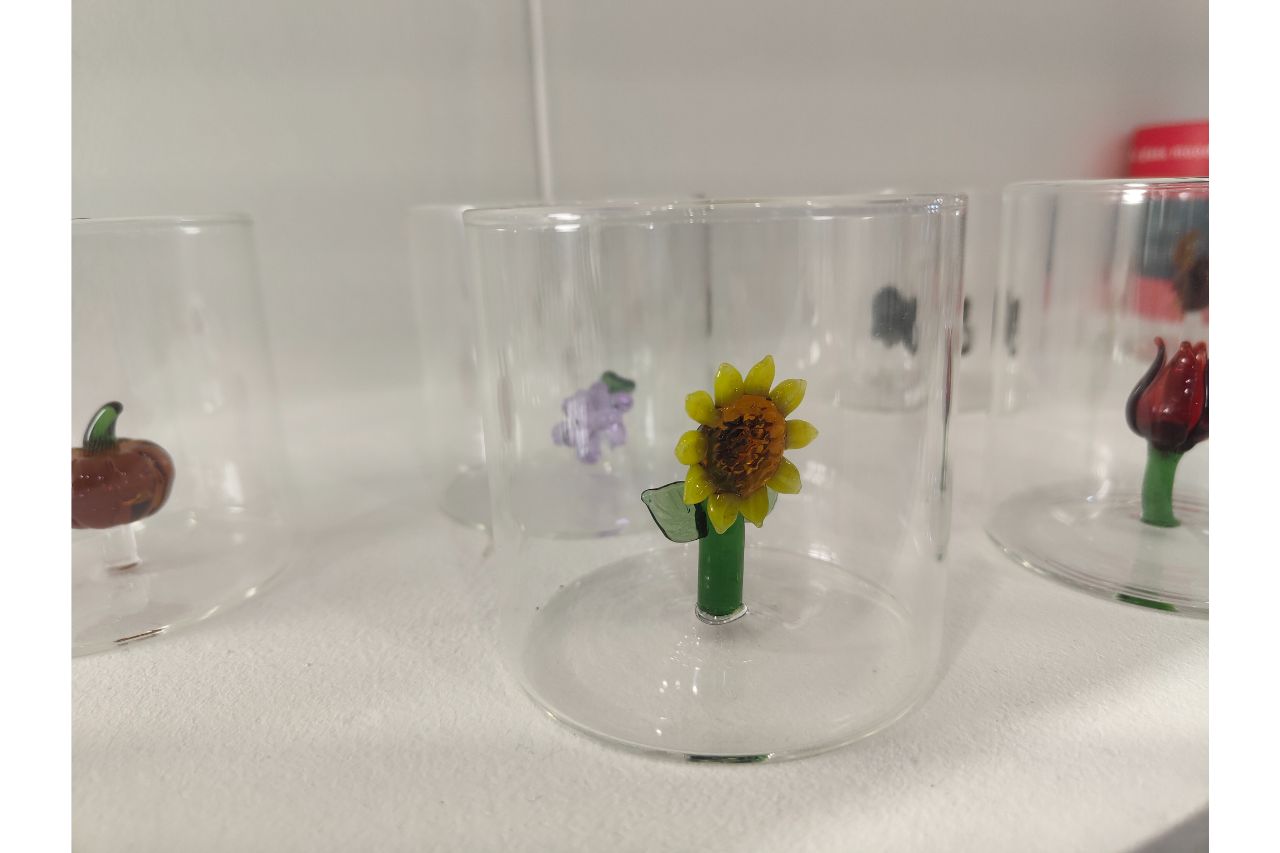 <p>Mercati inserisce nei bicchieri e nelle caraffe piccole “sculture” colorate in un gioco di rimandi dove il vetro diventa contenitore e contenuto</p>
